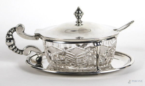 Formaggiera in argento con sottopiatto ovale, vaschetta in cristallo controtagliato e cucchiaino d&#39;accompagno, altezza cm. 8,5x17,5x11,5.