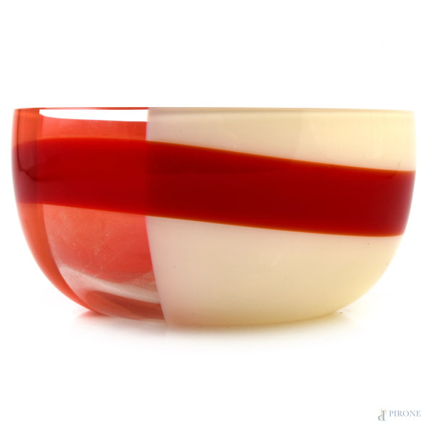 Carlo Moretti, Bowl in vetro soffiato nei toni dell'arancio e del rosso, XX secolo, cm 7,5x15, firmato a graffio alla base, (lievi graffi)
