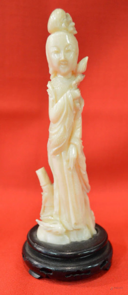 Figura orientale, scultura in corallo, h cm 13.