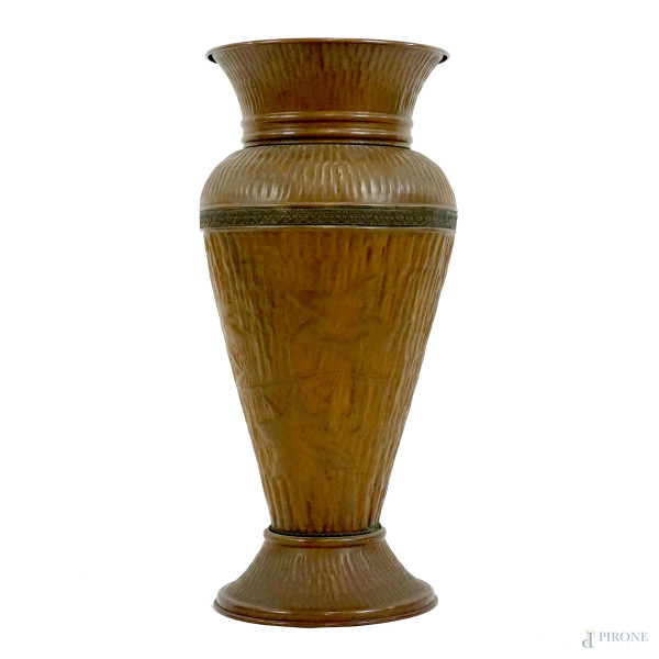 Grande vaso in rame, decori a sblazo ed incisi, cm h 57,5, XX secolo, (difetti)