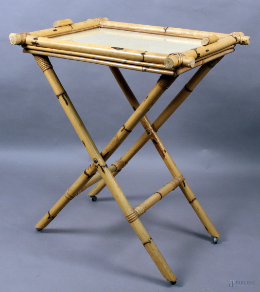 Tavolino pieghevole in bamb&#249; con piano a vassoio, h. 67x58x48 cm.