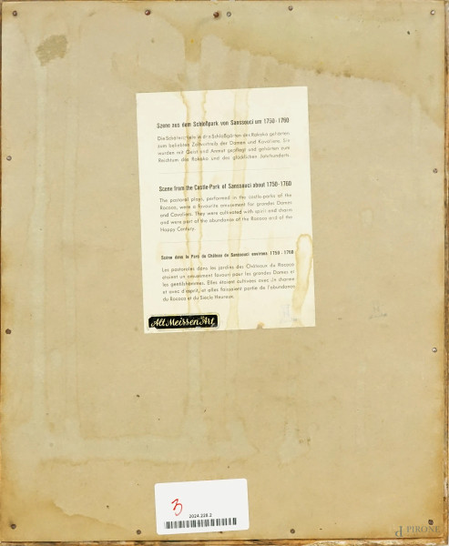 Scena di corteggiamento, altorilievo in bisquit, cm 24x18, entro cornice, (difetti)