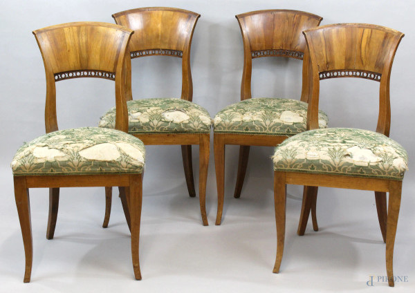 Quattro sedie in noce, inizi XX secolo, schienali con dettagli traforati e sedute rivestite in stoffa beige e verde con ricami floreali, cm h 89,  (difetti).