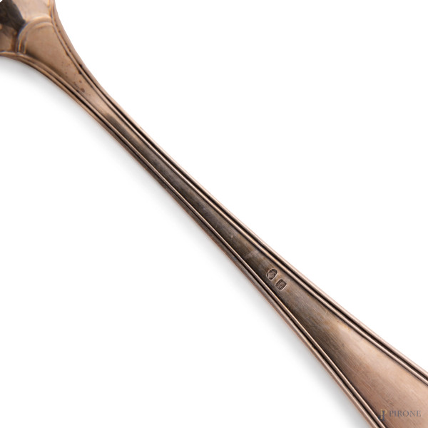 Posate in metallo argentato entro mobiletto in rovere a doppia anta celante tre cassetti in colon...