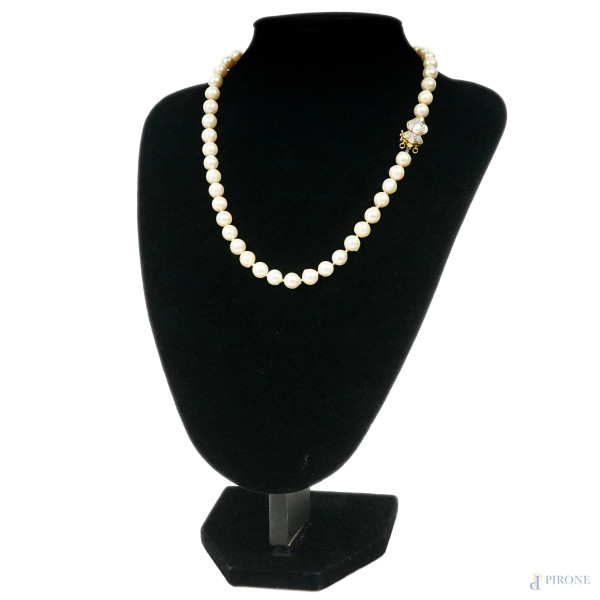 Collana di perle con chiusura in oro 18 kt a forma di fiocco impreziosita da brillantini, lunghezza cm 47,5, (impefezioni)