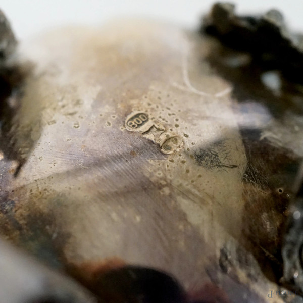 Caffettiera e lattiera in argento con decori incisi e sbalzati, poggianti su quattro piedini, pes...