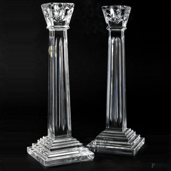 Coppia di candelieri in cristallo a guisa di colonna classica, XX secolo, cm 28
