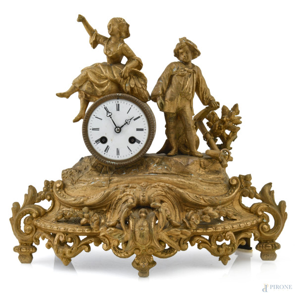 Orologio da camino in antimonio dorato con sculture apicali a guisa di fanciulli in costume, XX secolo, cm 32x31x14, (segni di usura, graffi, scalfiture, difetti, da revisionare)