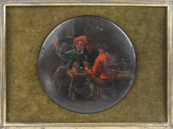 Pittore fiammingo del XIX secolo, Interno d&#39;osteria con figure, olio su legno, ad assetto tondo, diametro cm. 11, entro cornice