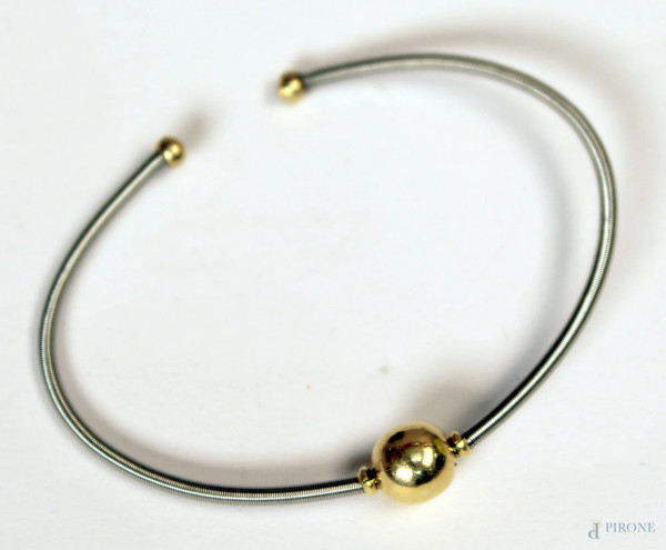 Bracciale rigido in acciaio ed oro.