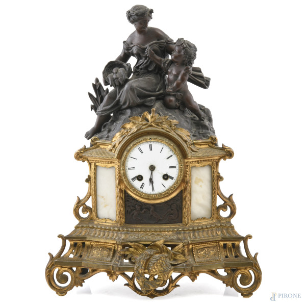 Orologio da tavolo in metallo e metallo dorato con quadrante circolare a numeri romani e elemento apicale raffigurante figura femminile con putto, XX secolo, cm 45x32x12, (segni di usura, graffi, da revisionare)