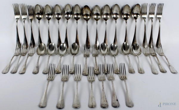 Servizio di posate in metallo argentato, composto da 21 forchette e 19 cucchiai, (difetti)