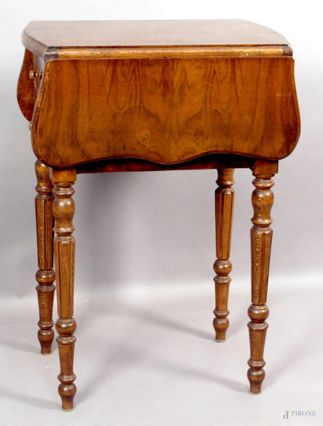 Tavolinetto a bandelle in mogano a due cassetti ed uno sportello a calatoia, XIX sec, h. 73x42x53 cm, (aperto 76 cm).