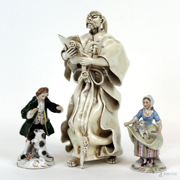 Lotto composto da tre sculture in porcellana raffiguranti popolana, nobiluomo e vecchio saggio,  altezza max cm 21,5, (difetti).