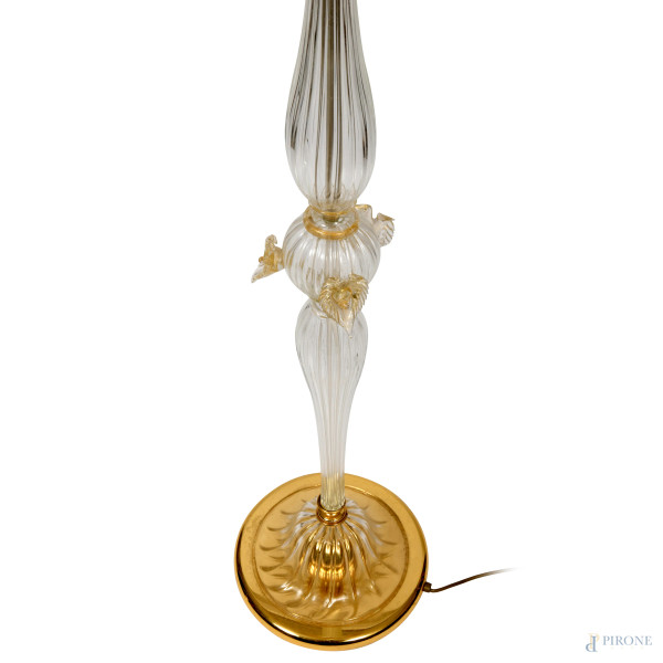 Lampada da terra in vetro di Murano a due luci con base circolare in ottone, fusto scanalato moss...