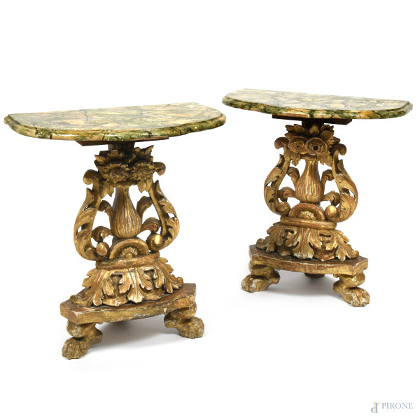 Coppia di consolle in legno intagliato a motivi floreali e volute, dorato e laccato poggianti su piedi ferini, XX secolo, cm 57x48,5x35, (segni di usura, cadute di doratura, scalfiture, rotture)