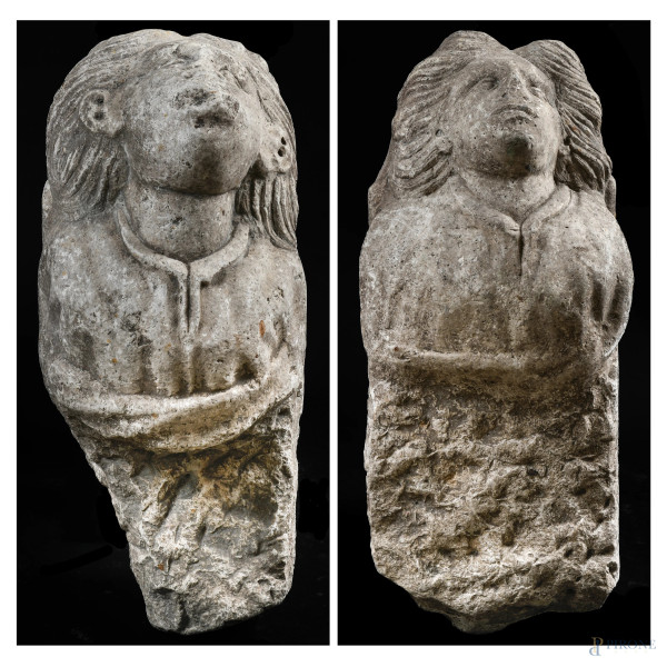 Lotto di due frammenti scultorei in pietra raffiguranti busti femminili, XVII-XVIII secolo, cm 68x28x29 ca., (segni di usura, scalfiture, mancanze)