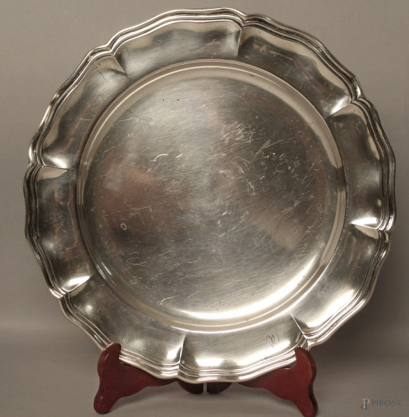 Centrotavola di linea tonda centinata in argento, diametro 32 cm, gr. 680.