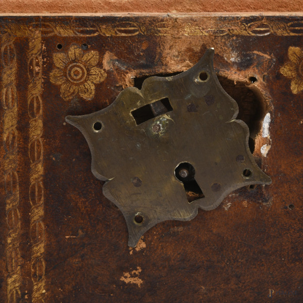 Portaposate da viaggio in cuoio con fregi dorati, interno in pelle scamosciata con passamaneria, ...