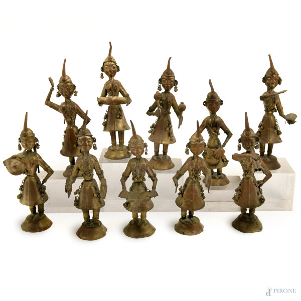 Lotto composto da 10 sculture orientali in rame raffiguranti figure musicanti, XX secolo, altezza massima cm 19, (difetti)
