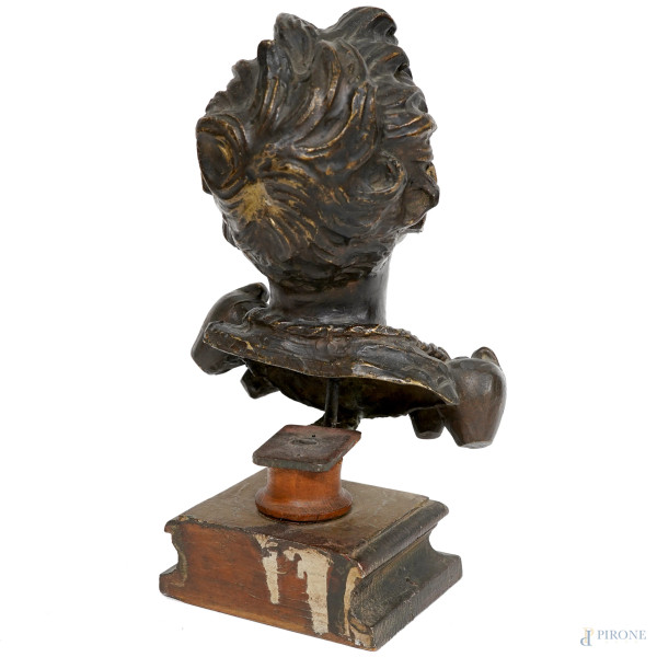 Busto di scugnizzo, bronzo su base lignea, XX secolo, altezza cm 29, (difetti)