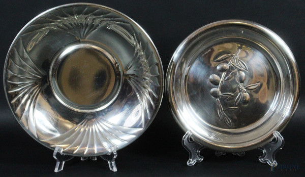 Lotto di due centrini in argento lavorato, diametro max cm 25, gr.480