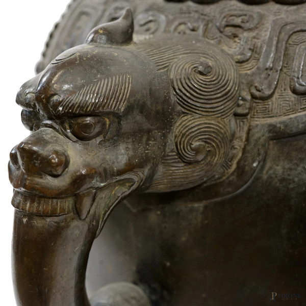 Samovar in bronzo riccamente cesellato con anse a foggia di teste di cane di Pho, Cina XIX-XX sec...