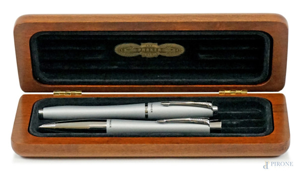 Parker Dufold, un portamine ed una penna biro, lunghezza cm 14, entro cofanetto originale in legno.