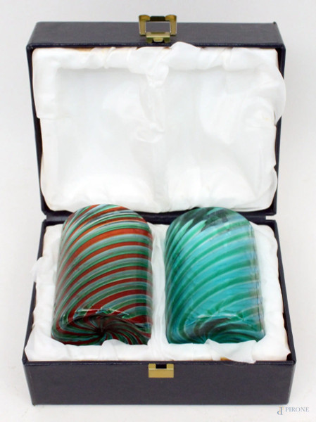 Coppia di bicchieri in vetro di Murano colorati, completi di custodia, H 9 cm.