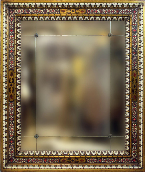 Specchiera di linea rettangolare in legno laccato e dipinto, XX secolo, cm 126x106