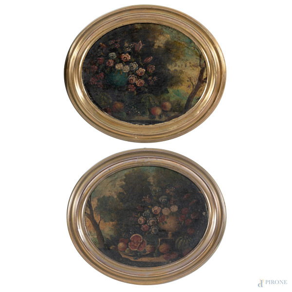 Coppia di nature morte, XIX secolo, olio su tavola a serto ovale, cm 16,5x20, entro cornice, (abrasioni, usura del tempo)
