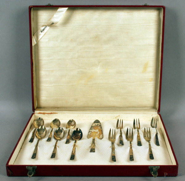 Servizio di posate da dolce in argento, composto da sei forchettine, sei cucchiaini ed una paletta, completo di custodia, gr. 275.