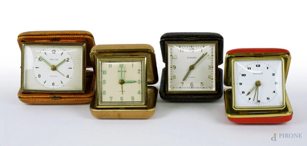 Lotto di quattro orologi da viaggio, marche e materiali diversi, misure max cm 7x9, XX secolo, (difetti e meccanismi da revisionare).