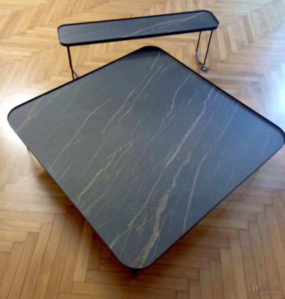 Cattelan, lotto composto da due tavolini bassi modello Benny Keramik, piani in ceramica Marmi nera con venature marroni e struttura in acciaio verniciato, misure max cm 27x118x119.