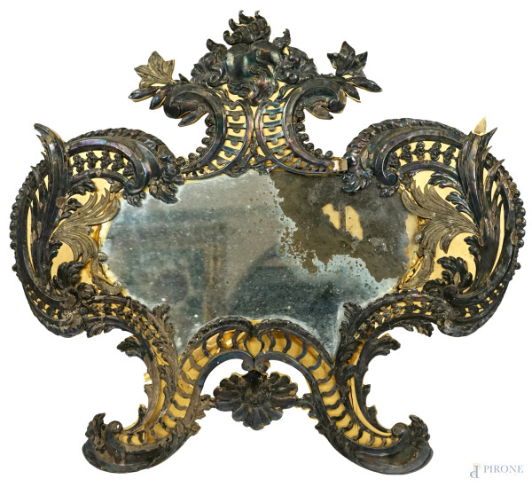 Specchiera/cartagloria in lamina d'argento sbalzato, montata su pannello in legno, XVIII-XIX secolo, cimasa con sacro cuore, cornice a decori rocaille, ingombro cm 67x72, (difetti)