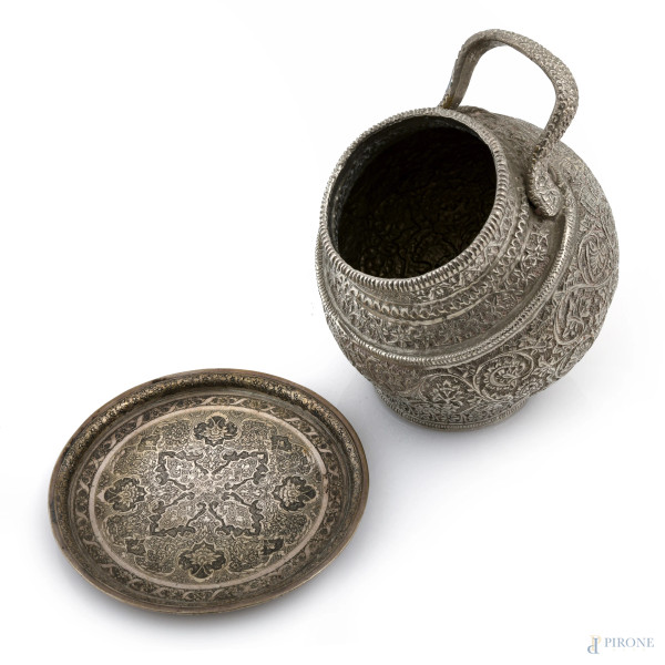 Lotto composto da recipiente in metallo argentato finemente cesellato e piattino in argento, misure massime altezza cm 12, diametro piattino cm 10,5, peso gr 90, (segni di usura)