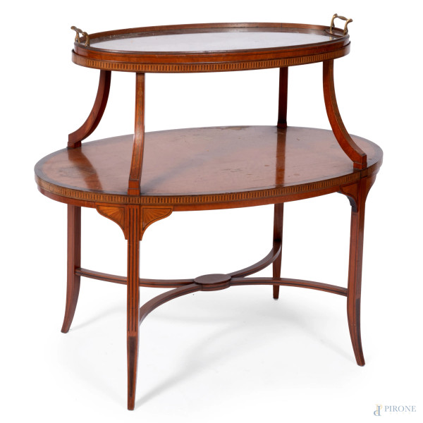 Tavolino in legno intarsiato in vari essenze a doppio ripiano ovale con gambe raccordate. Piano superiore completo di vassoio in vetro estraibile, XX secolo, cm 83x88x55, (segni di usura, graffi, scalfiture)