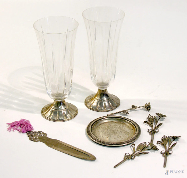 Lotto composto da tre fiori in argento 800, un piattino in argento 800, due bicchieri in cristallo con base in argento 800, un antico segnalibro e una piccola rosa in metallo argentato
