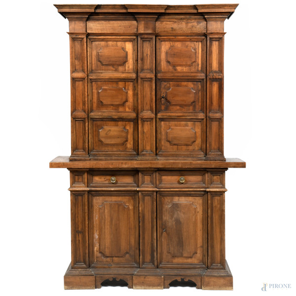 Credenza a doppio corpo in noce, XVIII-XIX secolo, cm 210x146x44, (segni di usura, scalfiture, fori di tarlo, difetti)