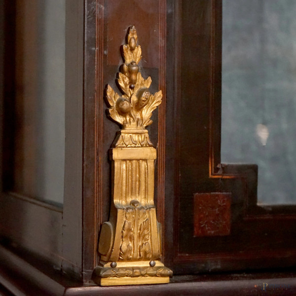 Bookcase in mogano, XX secolo, doppio corpo con tre ante a vetri nella parte superiore e tre spor...