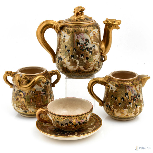 Servizio in porcellana Satsuma con decori a scene di genere e prese a guisa di dragoni composto da teiera, zuccheriera senza coperchio, lattiera, tazzina e piattino, la Cina, XX secolo, altezza massima cm 17, (segni di usura, sbeccature)