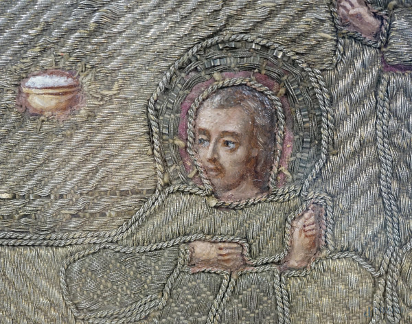 Frammento di paramento sacro raffigurante l'ultima cena, ricamo a fili d'argento su seta rossa, R...