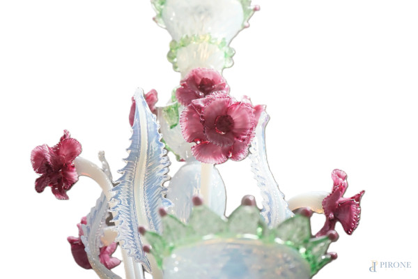Lampadario in vetro soffiato di Murano, XX secolo, in vetro opalescente con dettagli nei toni del...