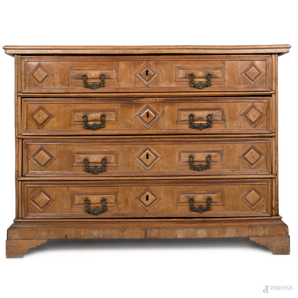 Cassettone in noce con fronte a quattro cassetti con maniglie bronzee, XVIII secolo cm 111x148,5x61,5 (fori di tarlo, scalfiture, graffi, difetti)