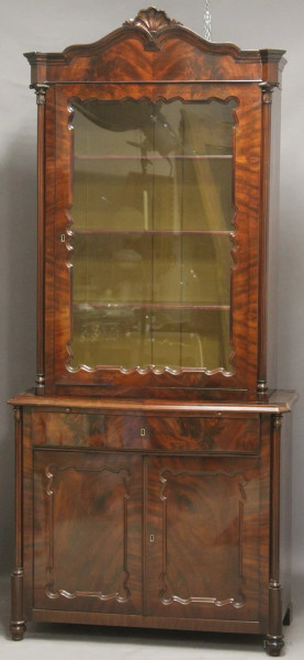 Credenza a doppio corpo in mogano e piuma, parte inferiore ad un cassetto e due sportelli, parte superiore ad uno sportello a vetro, XIX secolo, cm 2,15 x 95 x 46.
