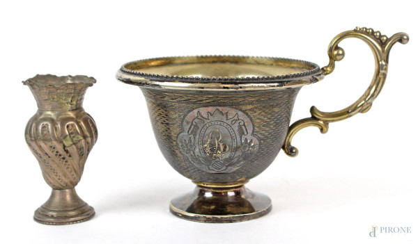 Lotto di una tazza ed un vasetto in argento inciso e sbalzato, altezza max cm. 10, gr. 100, (difetti)