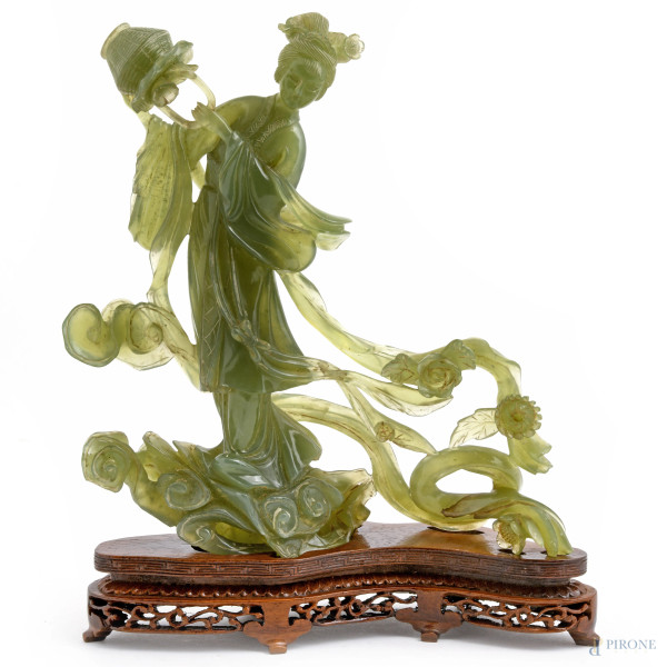 Guanyin in giada con base in tek, XX secolo, cm 27x22x6, (piccole scalfiture e graffi)