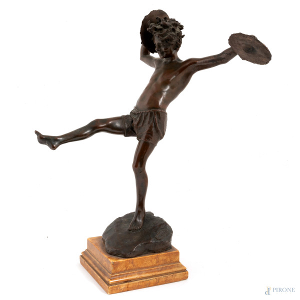Giuseppe Renda (1859-1939), Giovane con piatti, scultura in bronzo su base in marmo, altezza cm 35,5, alla base timbro "G. RENDA", (segni di usura)