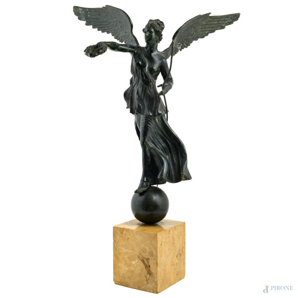 Vittoria alata, XX secolo, scultura in bronzo su base in marmo giallo, altezza complessiva cm 64,5 (scalfiture, lievi difetti)