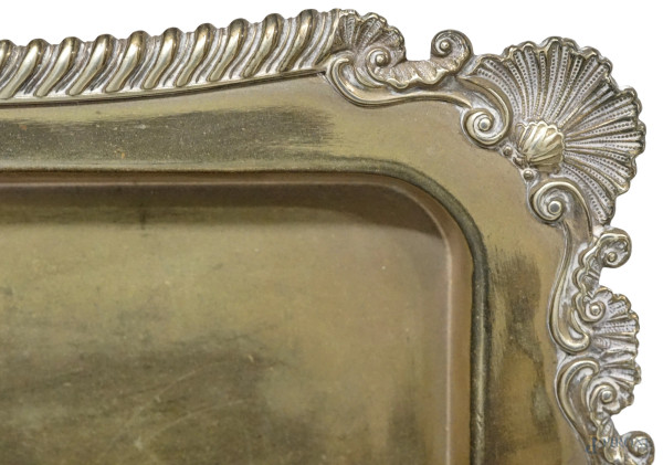 Lotto di tre oggetti in metallo argentato, h max cm 17,5, (difetti)